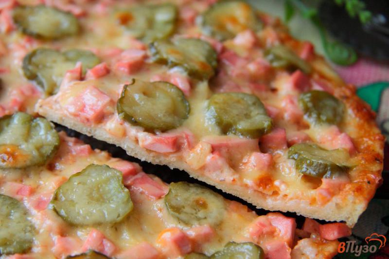 Фото приготовление рецепта: Пицца с колбасой и маринованными огурцами шаг №9