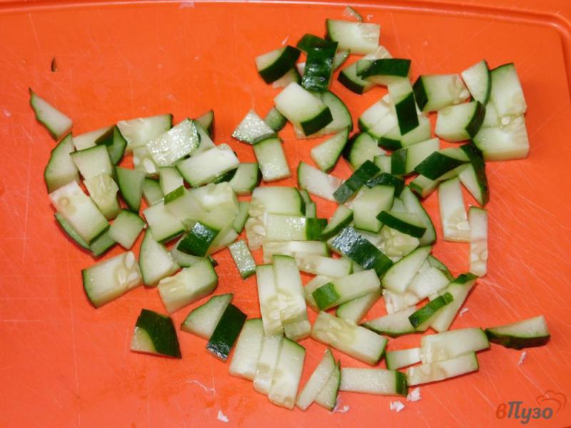 Фото приготовление рецепта: Салат с пекинской капустой и зеленым луком шаг №2