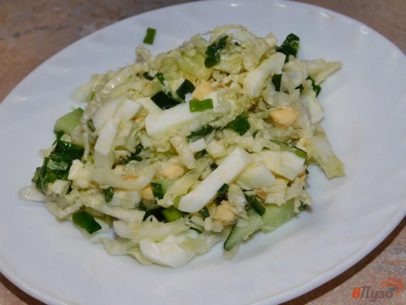 Фото приготовление рецепта: Салат с пекинской капустой и зеленым луком шаг №6