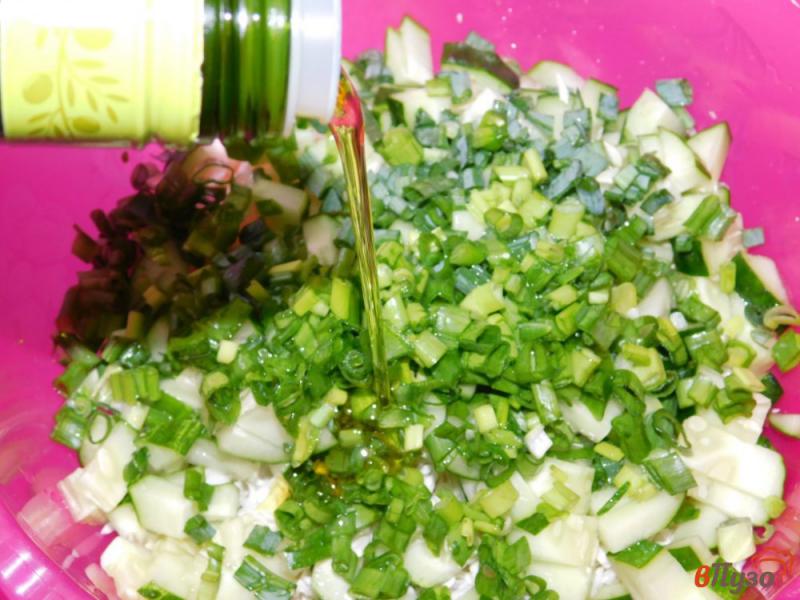 Фото приготовление рецепта: Салат с пекинской капустой и зеленым луком шаг №4
