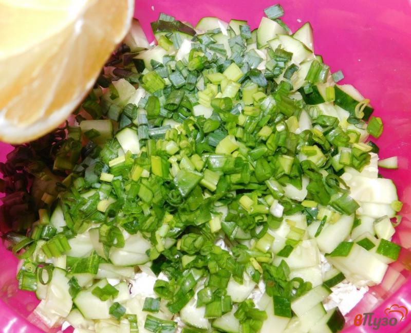 Фото приготовление рецепта: Салат с пекинской капустой и зеленым луком шаг №3