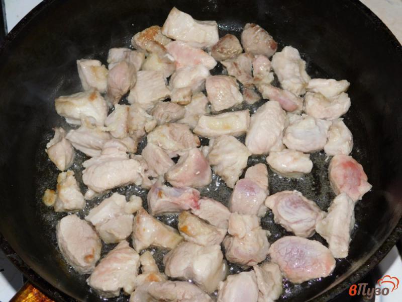 Фото приготовление рецепта: Зажарка из свинины и куриной печени шаг №1