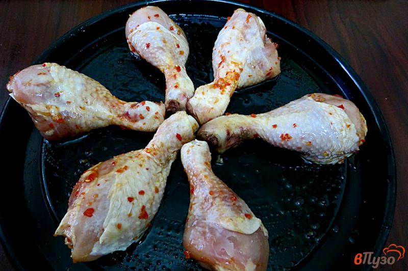 Фото приготовление рецепта: Куриные голени запеченные в духовке шаг №4
