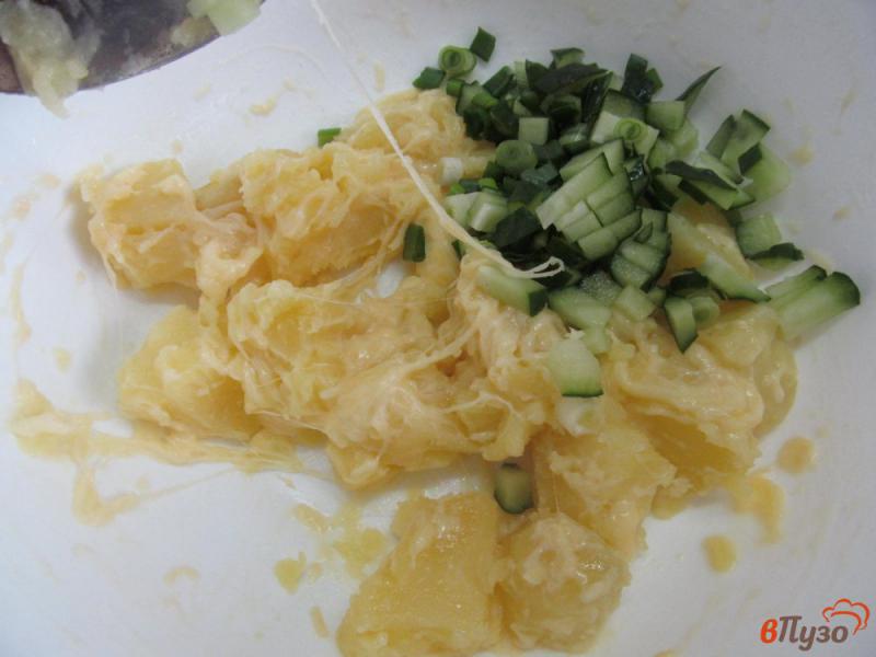 Фото приготовление рецепта: Картофельный салат с сыром и огурцом шаг №3