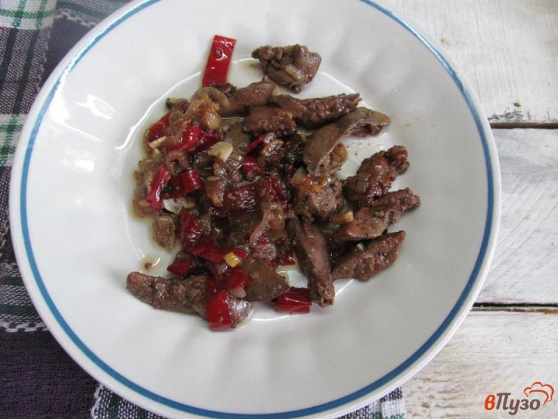 Фото приготовление рецепта: Куриная печень с болгарским маринованным перцем шаг №9