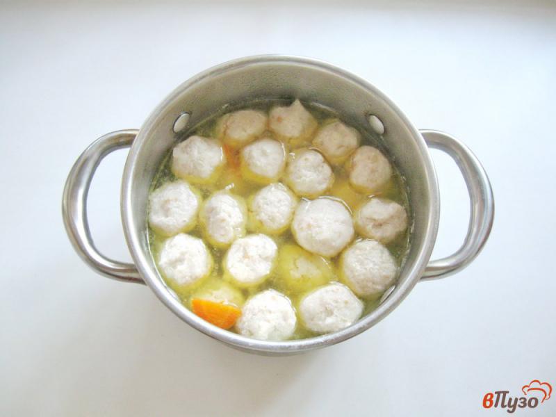 Фото приготовление рецепта: Суп с фрикадельками и зеленым горошком шаг №4