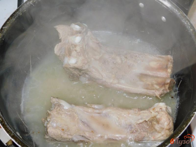 Фото приготовление рецепта: Суп на свиных ребрах с диким рисом шаг №1