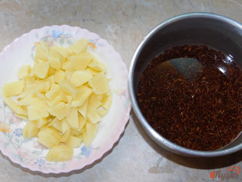 Фото приготовление рецепта: Суп на свиных ребрах с диким рисом шаг №2