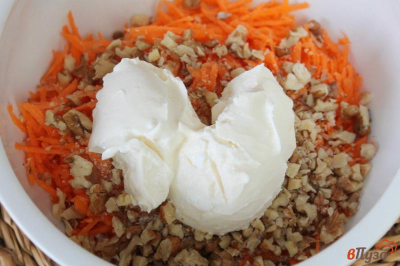 Фото приготовление рецепта: Сладкий морковный салат с орехами и сливками шаг №4