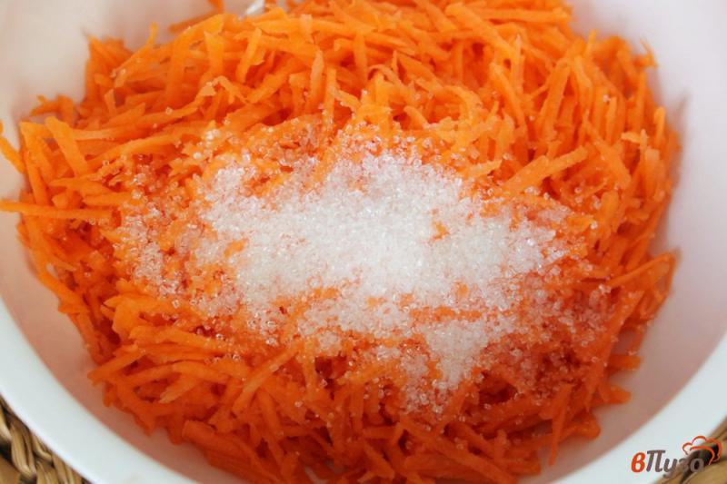 Фото приготовление рецепта: Сладкий морковный салат с орехами и сливками шаг №2