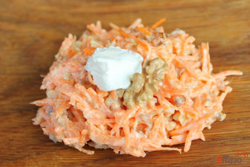 Фото приготовление рецепта: Сладкий морковный салат с орехами и сливками шаг №5
