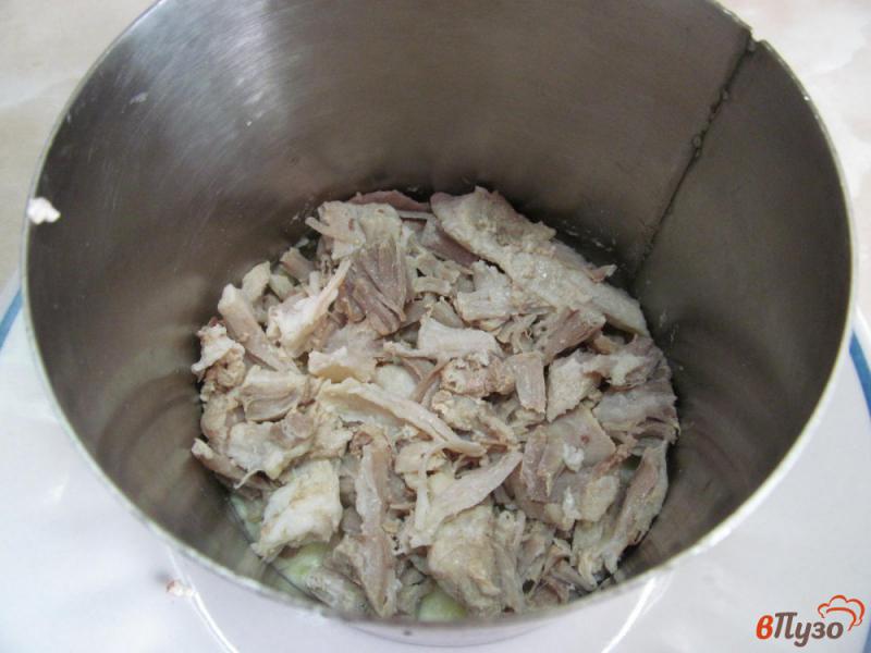 Фото приготовление рецепта: Слоеный салат из картофеля помидора и мяса шаг №3
