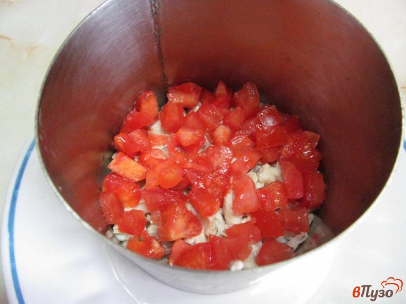 Фото приготовление рецепта: Слоеный салат из картофеля помидора и мяса шаг №4