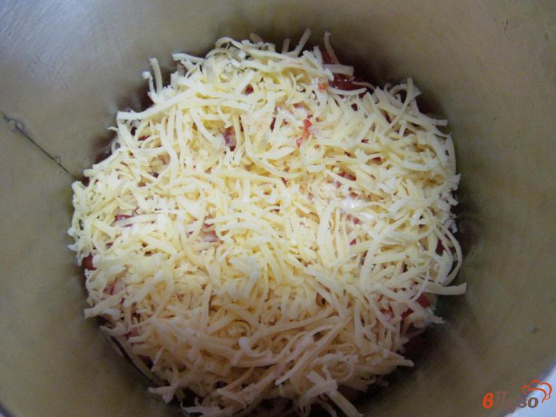 Фото приготовление рецепта: Слоеный салат из картофеля помидора и мяса шаг №5