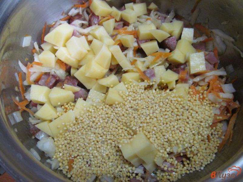 Фото приготовление рецепта: Суп с редькой и пшеном шаг №4