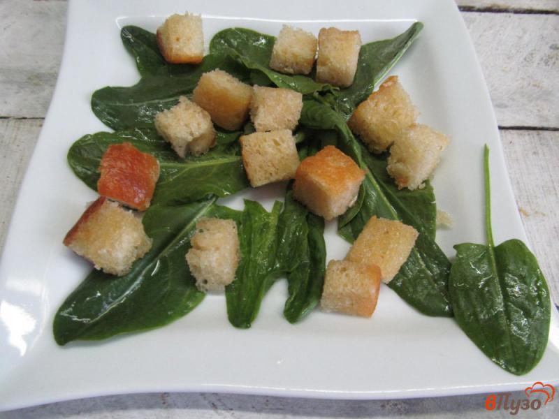 Фото приготовление рецепта: Салат с гренками и котлетами шаг №6