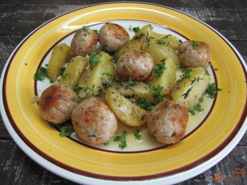 Фото приготовление рецепта: Запеченный картофель с фрикадельками шаг №8