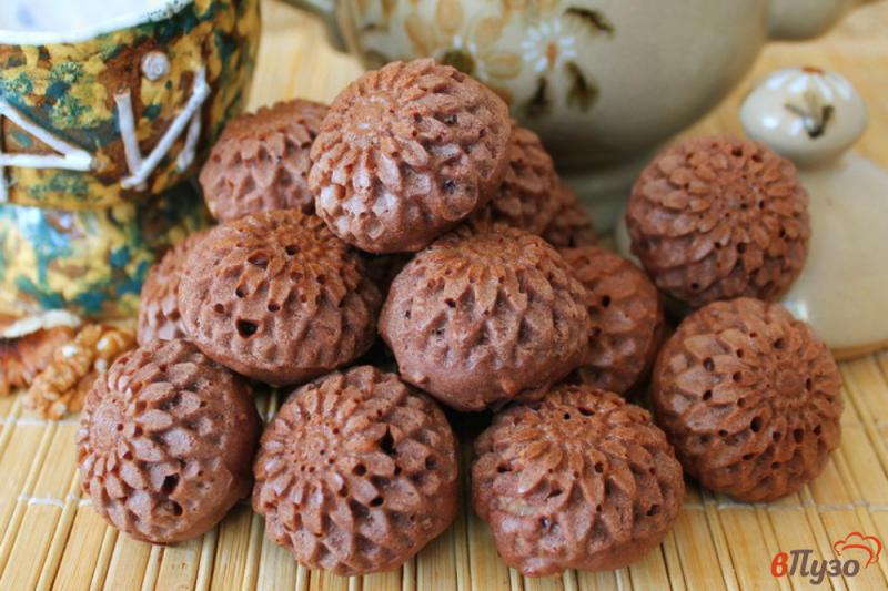 Фото приготовление рецепта: Шоколадные маффины с вяленой вишней и орехами шаг №7