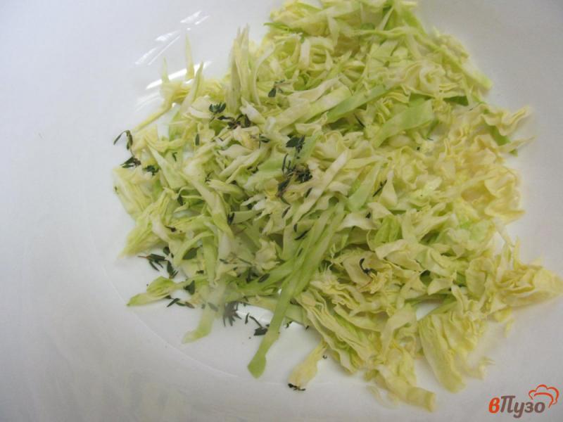 Фото приготовление рецепта: Салат из молодой капусты с редисом и тимьяном шаг №1