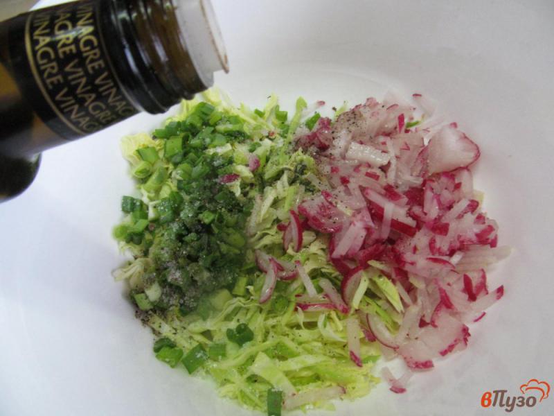 Фото приготовление рецепта: Салат из молодой капусты с редисом и тимьяном шаг №3