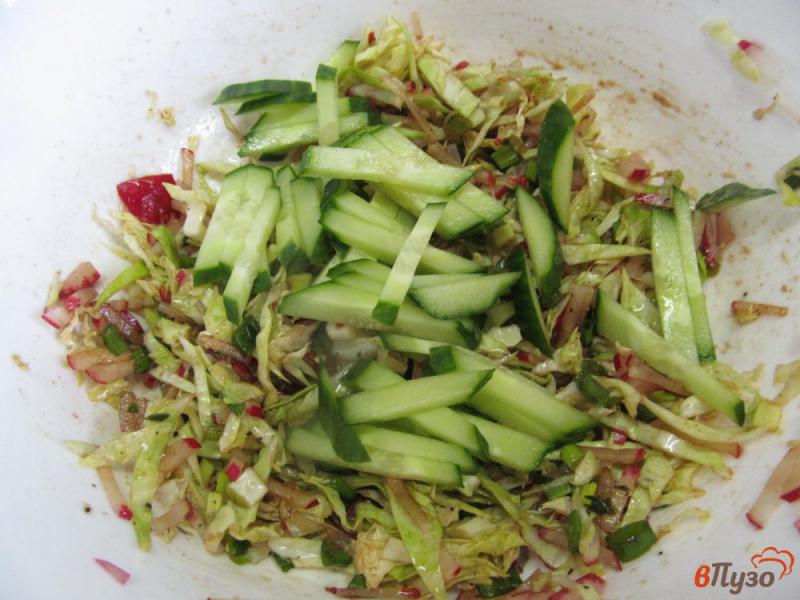 Фото приготовление рецепта: Салат из молодой капусты с редисом и тимьяном шаг №4