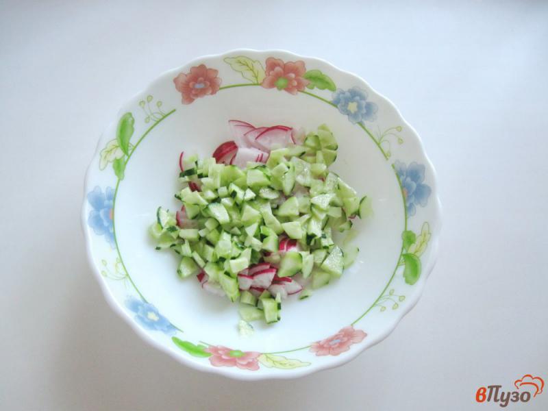 Фото приготовление рецепта: Салат с помидором и красным луком шаг №2