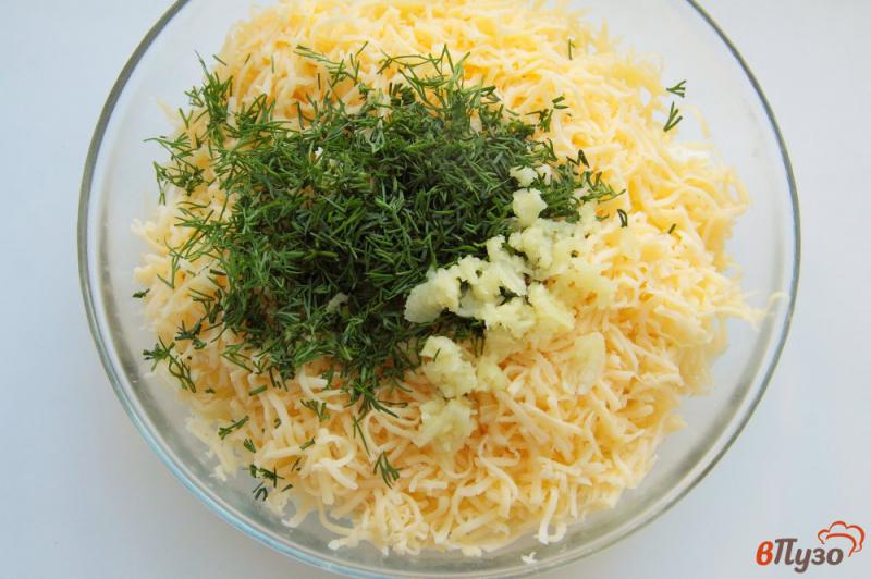 Фото приготовление рецепта: Салат с яйцами, солеными огурцами и сыром шаг №4