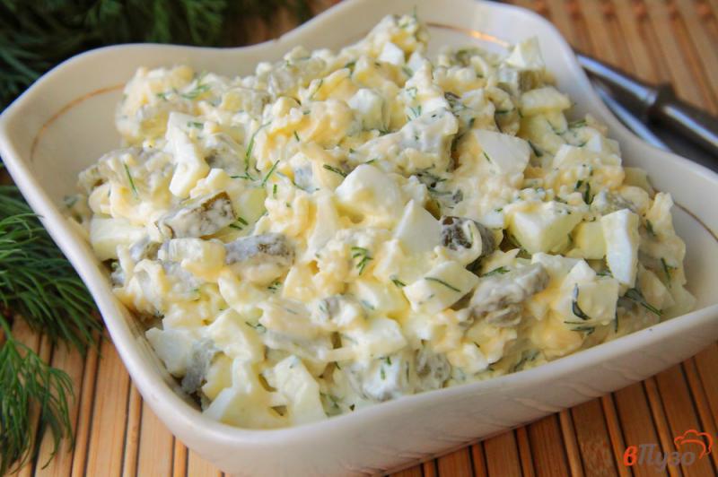 Фото приготовление рецепта: Салат с яйцами, солеными огурцами и сыром шаг №5