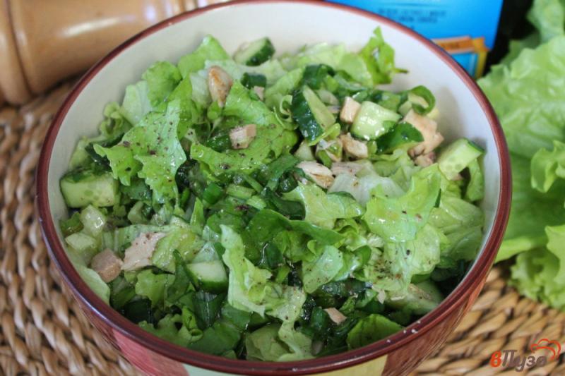 Фото приготовление рецепта: Зеленый салат с курицей и огурцом шаг №6