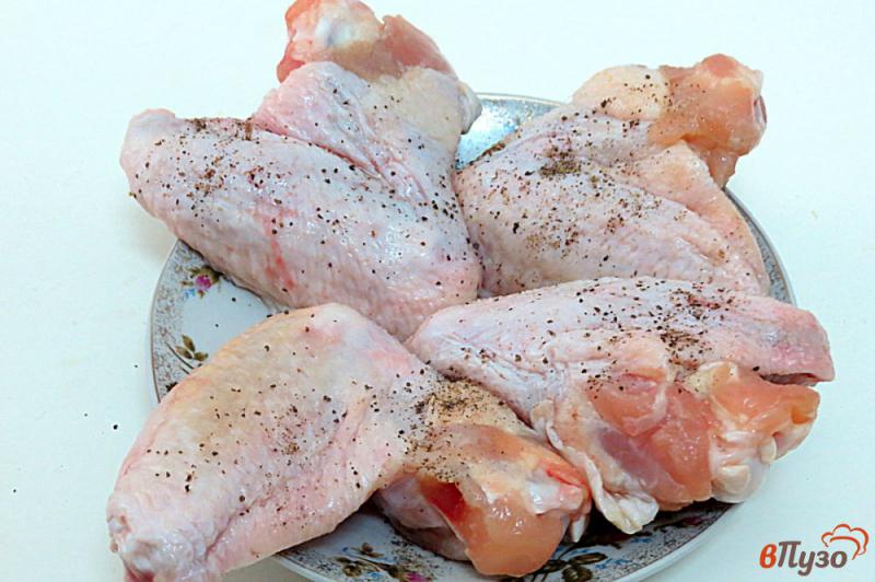 Фото приготовление рецепта: Куриные крылышки под соусом в духовке. шаг №3