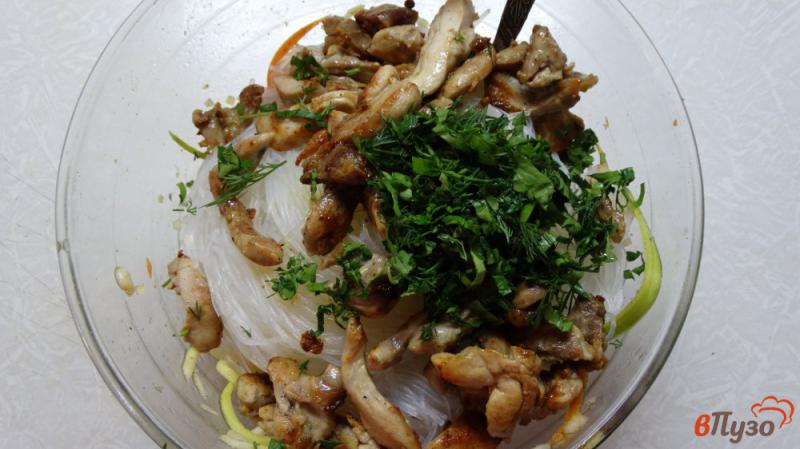 Фото приготовление рецепта: Салат с курицей, фунчозой и кабачком шаг №7