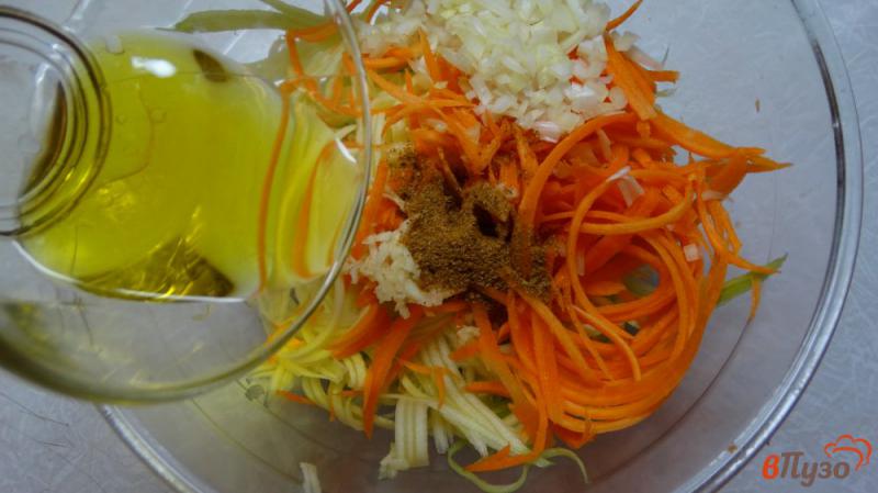 Фото приготовление рецепта: Салат с курицей, фунчозой и кабачком шаг №4