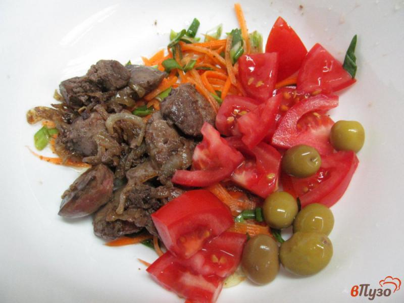 Фото приготовление рецепта: Салат из куриной печени с помидором и морковью шаг №4