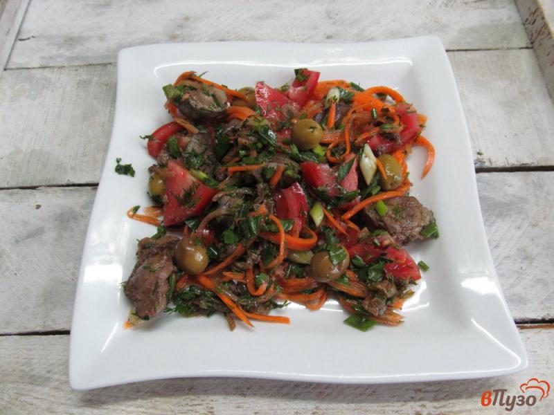 Фото приготовление рецепта: Салат из куриной печени с помидором и морковью шаг №6