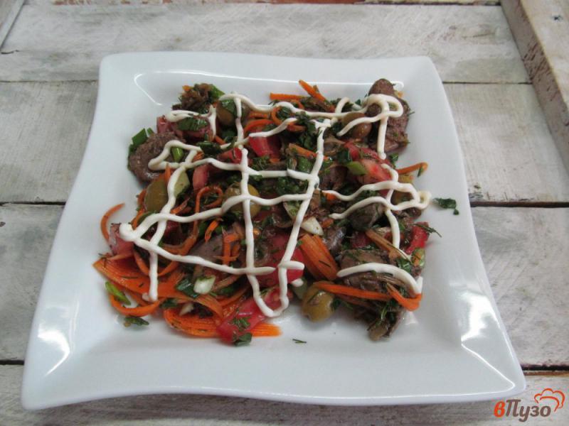 Фото приготовление рецепта: Салат из куриной печени с помидором и морковью шаг №7