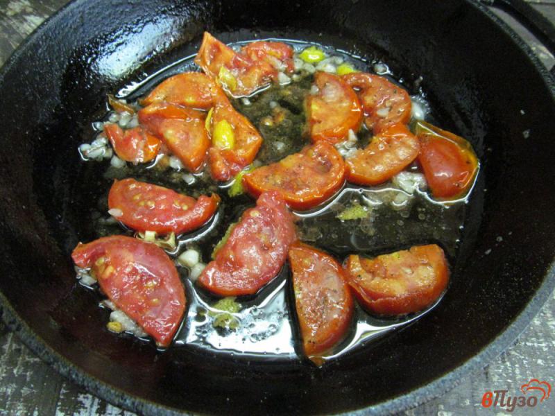 Фото приготовление рецепта: Рис с куркумой и помидором шаг №2