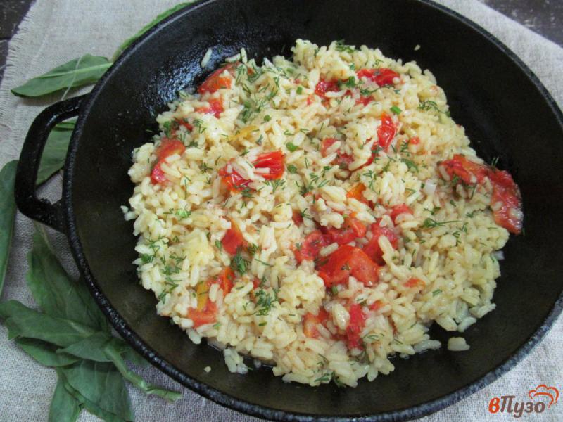 Фото приготовление рецепта: Рис с куркумой и помидором шаг №5