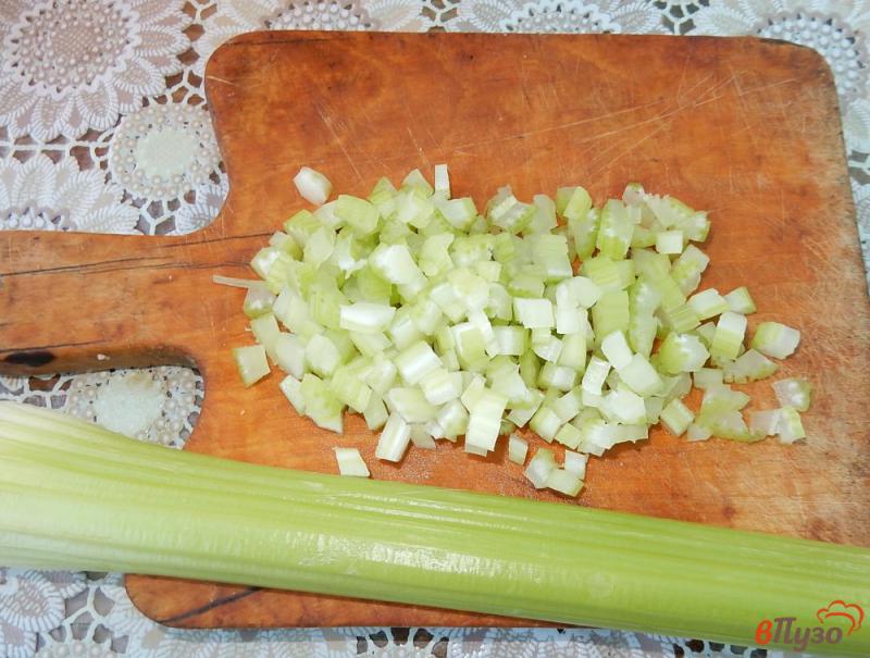 Фото приготовление рецепта: Зеленый салат с докторской колбасой и яйцами шаг №3