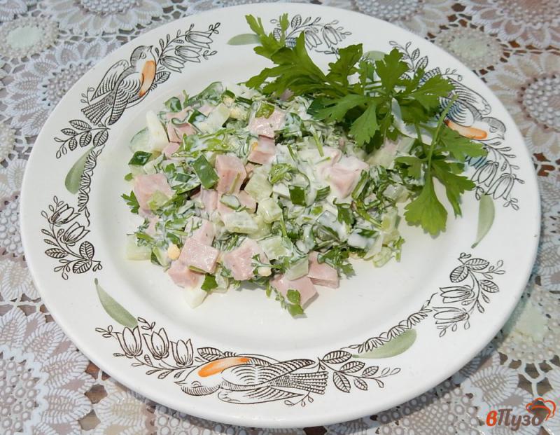 Фото приготовление рецепта: Зеленый салат с докторской колбасой и яйцами шаг №9