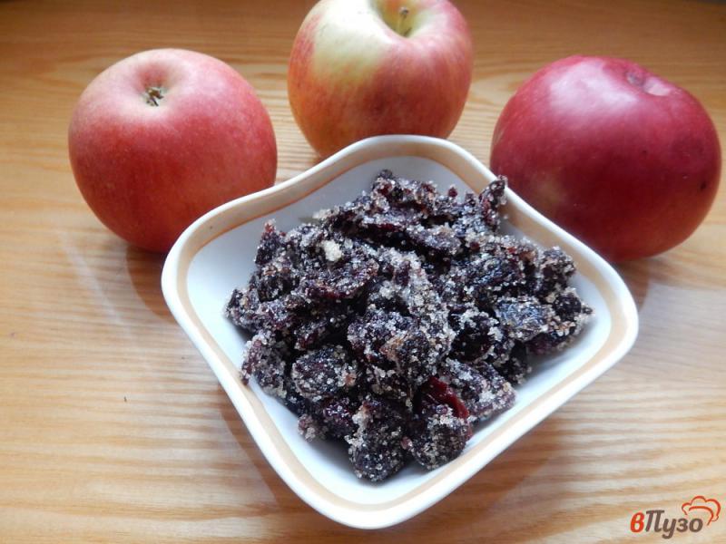 Фото приготовление рецепта: Шарлотка с яблоками и вяленой вишней шаг №1