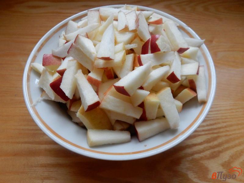 Фото приготовление рецепта: Шарлотка с яблоками и вяленой вишней шаг №5