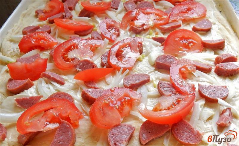 Фото приготовление рецепта: Пицца с копчеными колбасками и мятой шаг №5