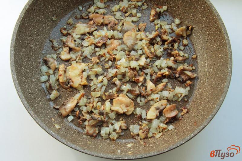 Фото приготовление рецепта: Салат с курицей, грибами и грецкими орехами шаг №2