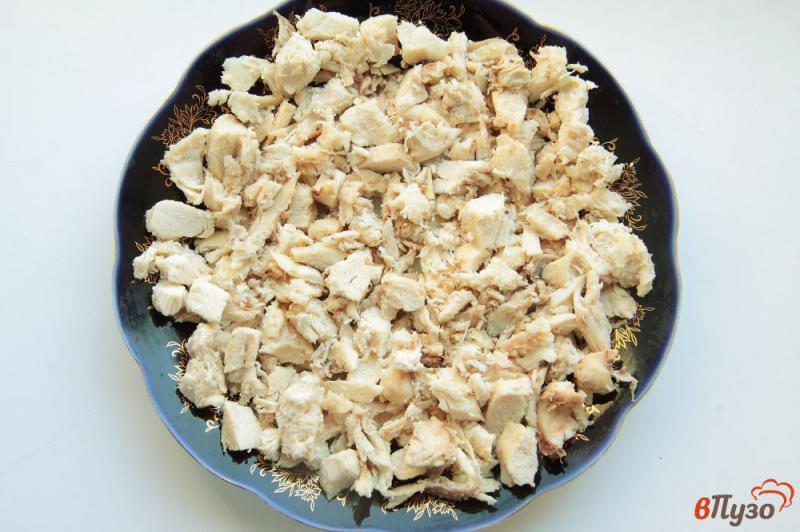 Фото приготовление рецепта: Салат с курицей, грибами и грецкими орехами шаг №5