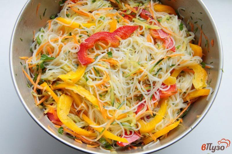Фото приготовление рецепта: Салат из фунчозы с огурцом, морковью и болгарским перцем шаг №9