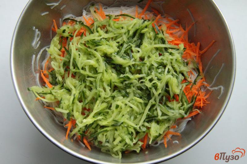 Фото приготовление рецепта: Салат из фунчозы с огурцом, морковью и болгарским перцем шаг №6