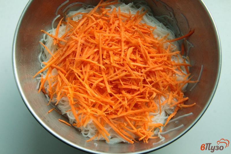 Фото приготовление рецепта: Салат из фунчозы с огурцом, морковью и болгарским перцем шаг №5