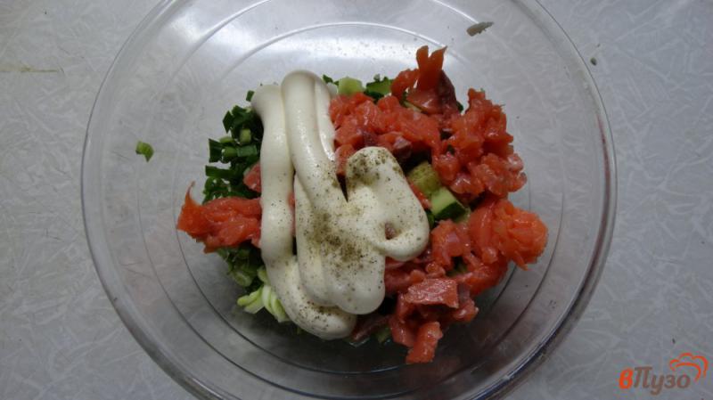 Фото приготовление рецепта: Салат с красной рыбой и огурцом шаг №4