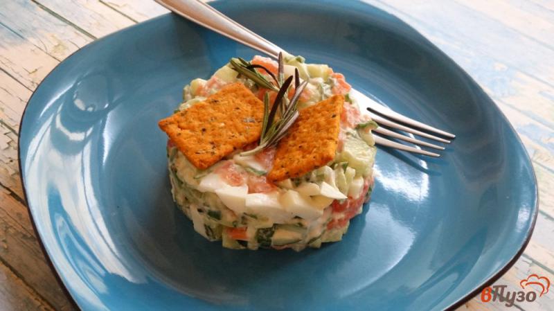 Фото приготовление рецепта: Салат с красной рыбой и огурцом шаг №5