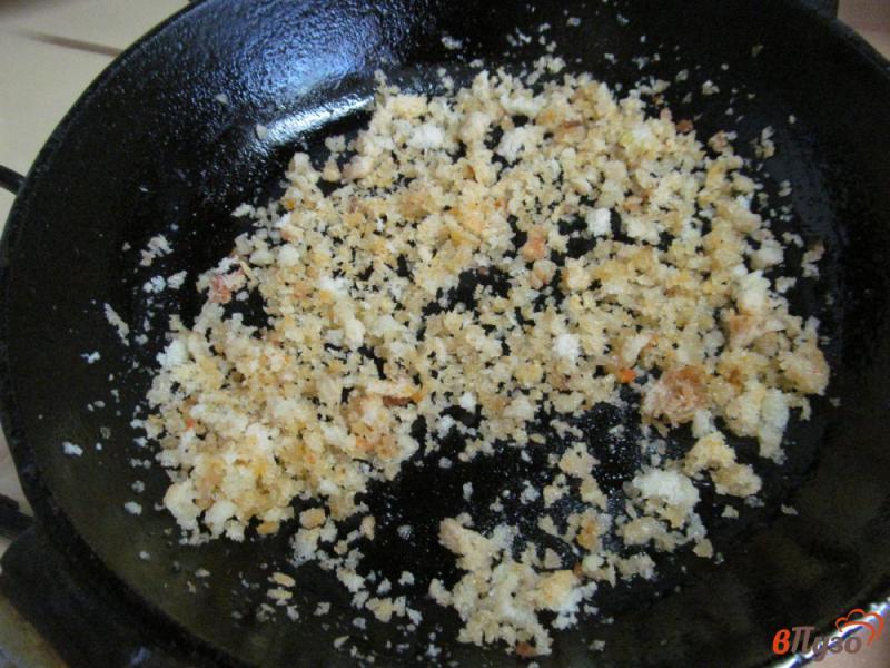 Фото приготовление рецепта: Паста пенне с кабачком и хлебной крошкой шаг №6